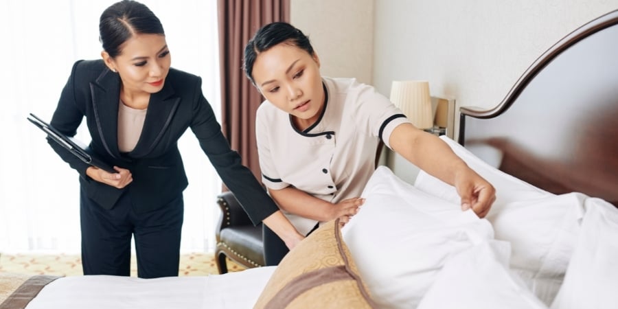 femme de chambre et manager hôtellerie