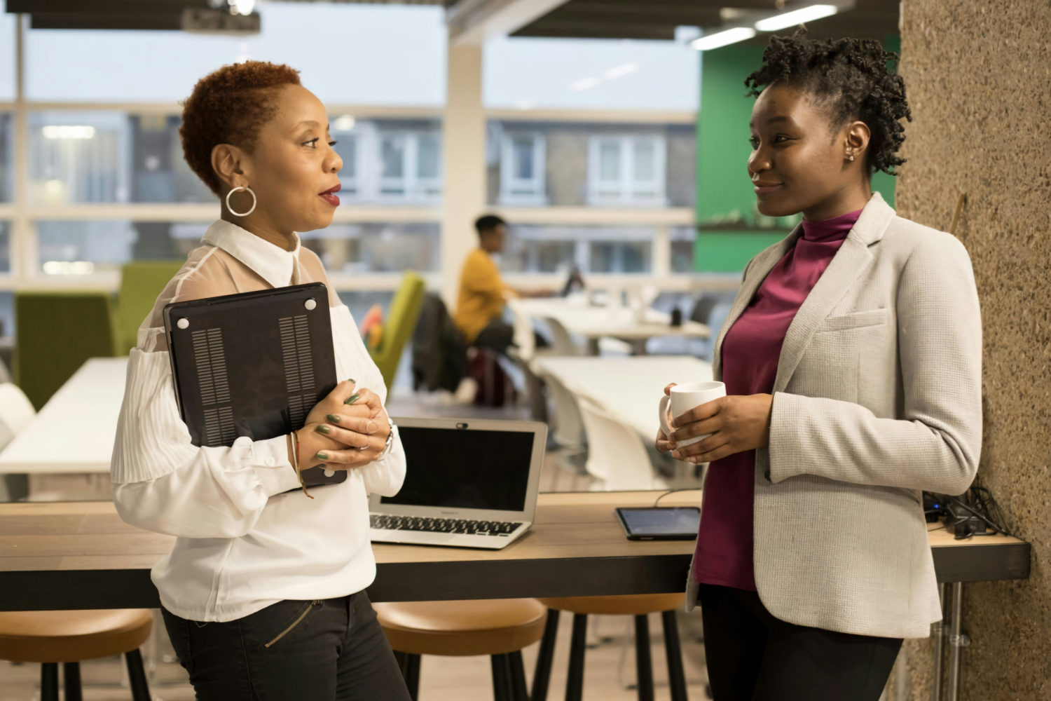 collaborateurs qui discutent