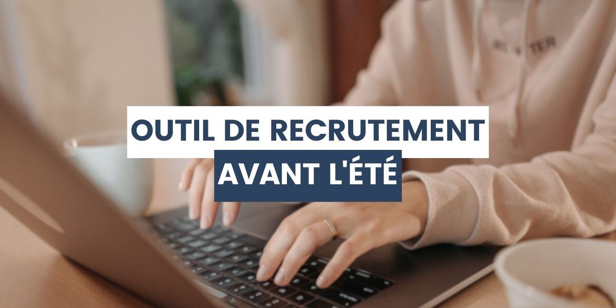 femme qui utilise outil de recrutement