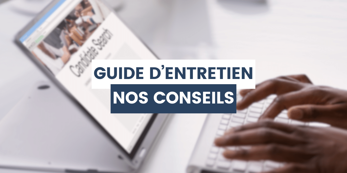 RH qui consulte un guide d'entretien d'embauche