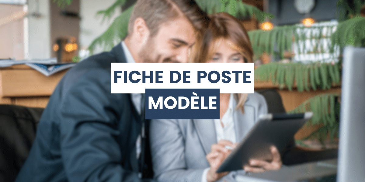 RH montre à son collègue modèle de fiche de poste