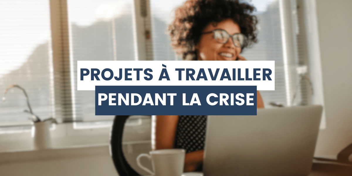 Recruteuse travaille ses projets pendant la crise 